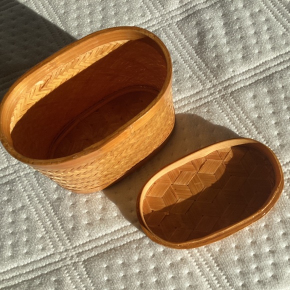 VINTAGE SMALL OVAL LIDDED WEAVED CONTAINER BASKET - Picture 2 of 9